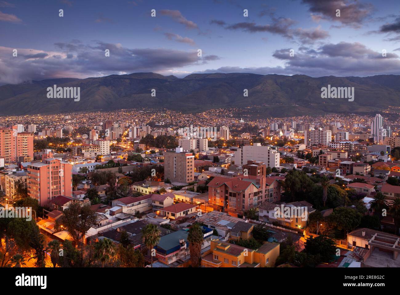 Mit 630.587 Einwohnern ist Cochabamba die viertgrößte Stadt in Bolivien. Stockfoto