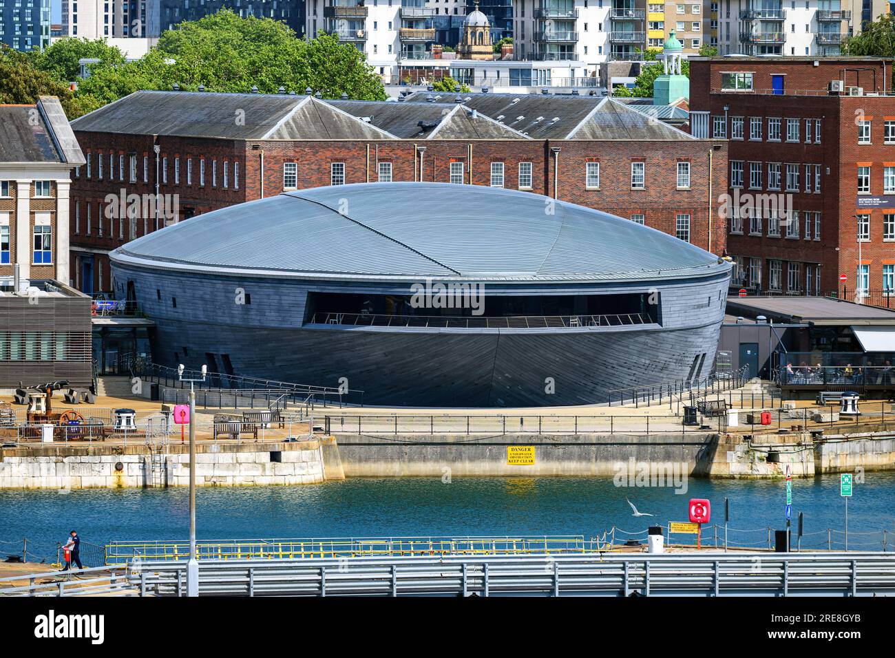 Das eigens erbaute Mary Rose Museum beherbergt das Wrack des Tudor-Schiffs und die in der historischen Werft in Portsmouth, England, geborgenen Artefakte. Stockfoto