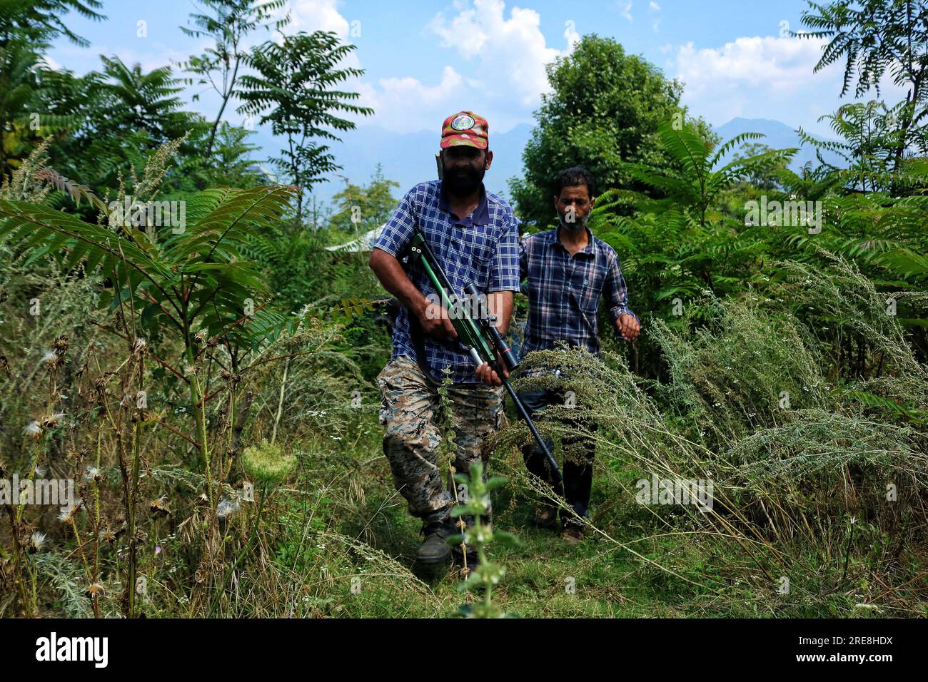 Juli 18,2023, Srinagar Kaschmir, Indien : die Beamten des Departements für Wildtiere und ein Betäubungsgewehr in dem Versuch, einen Leoparden in der Gegend von Hari Parbat in Srinagar zu fangen. Die Einheimischen in der Gegend von Srinagar, Hari Parbat, sagten, sie hätten einen Leoparden gesehen, der in der Gegend umherstreifte, was eine Panik unter den Menschen verursachte. Nach Angaben des Wildlife Department von Jammu und Kaschmir von 2006 bis Ende 2022 hat der Konflikt zwischen Mensch und Tier (HWC) in Kaschmir 242 Menschenleben gefordert, während bei solchen Vorfällen 2940 Menschen verletzt wurden. Am 18,2023. Juli in Srinagar Kaschmir, Indien. (Foto von Firdous Nazir/Eyepi Stockfoto