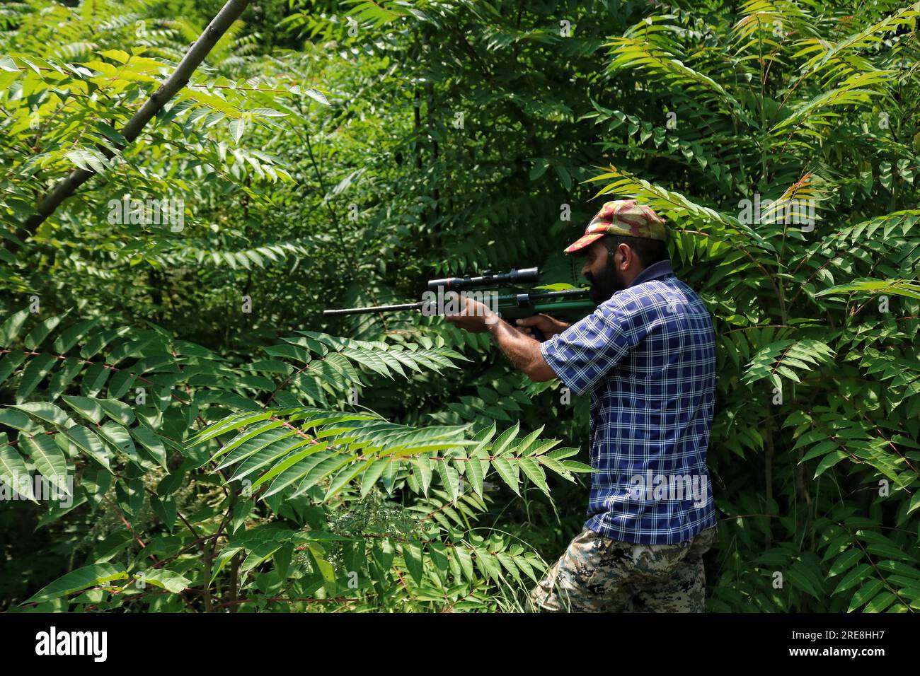 Juli 18,2023, Srinagar Kaschmir, Indien: Ein Beamter des Departements für Wildtiere trägt ein Betäubungsgewehr, um einen Leoparden im Hari Parbat-Gebiet von Srinagar zu fangen. Die Einheimischen in der Gegend von Srinagar, Hari Parbat, sagten, sie hätten einen Leoparden gesehen, der in der Gegend umherstreifte, was eine Panik unter den Menschen verursachte. Nach Angaben des Wildlife Department von Jammu und Kaschmir von 2006 bis Ende 2022 hat der Konflikt zwischen Mensch und Tier (HWC) in Kaschmir 242 Menschenleben gefordert, während bei solchen Vorfällen 2940 Menschen verletzt wurden. Am 18,2023. Juli in Srinagar Kaschmir, Indien. (Foto: Firdous Nazir/Eyepix Gro Stockfoto