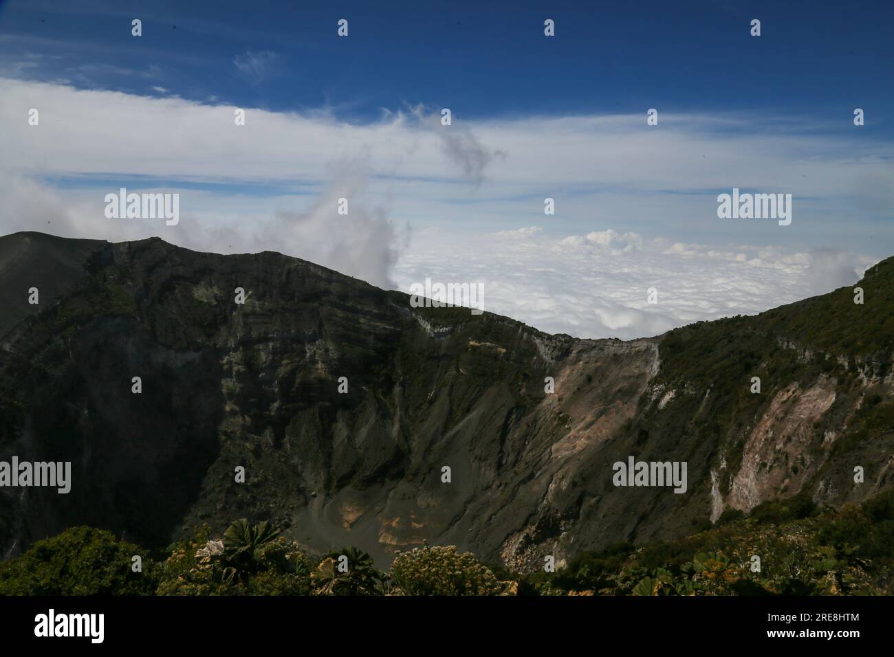 Vulkanlandschaft auf dem Gipfel des Kraters mit Wolken im Nationalpark Irazú Stockfoto