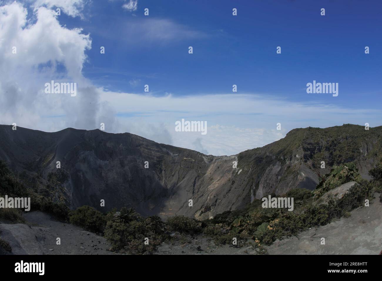 Vulkanlandschaft auf dem Gipfel des Kraters mit Wolken im Nationalpark Irazú Stockfoto