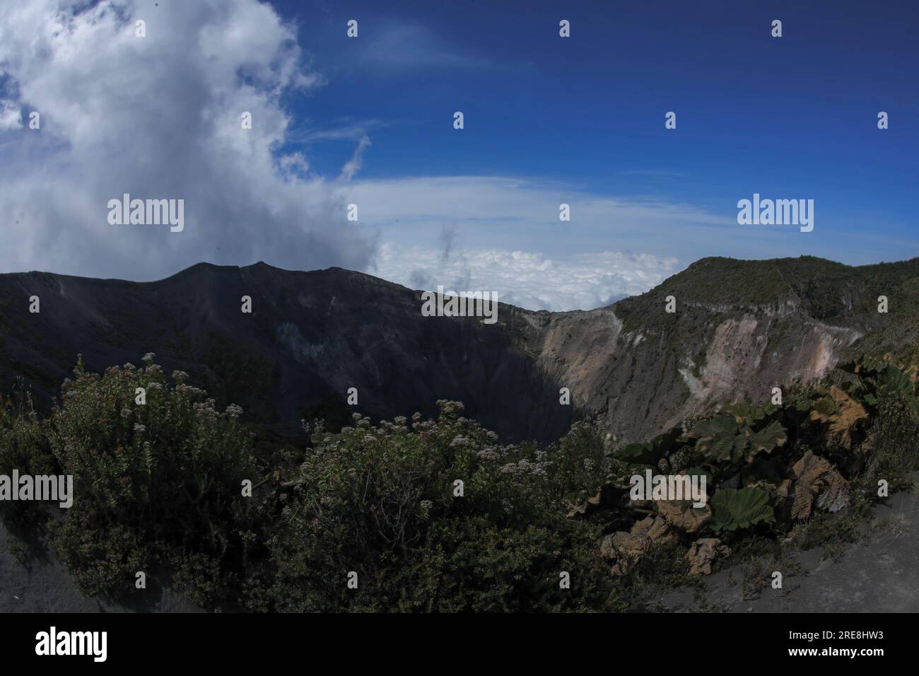 Vulkanlandschaft auf dem Gipfel des Kraters mit Wolken im Nationalpark Irazú Stockfoto