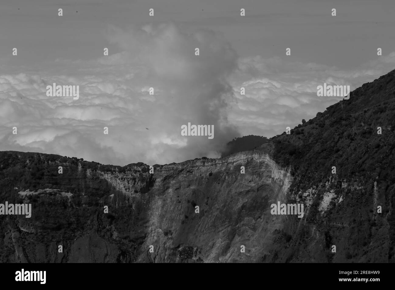 Vulkanlandschaft auf dem Gipfel des Kraters mit Wolken im Nationalpark Irazú Stockfoto