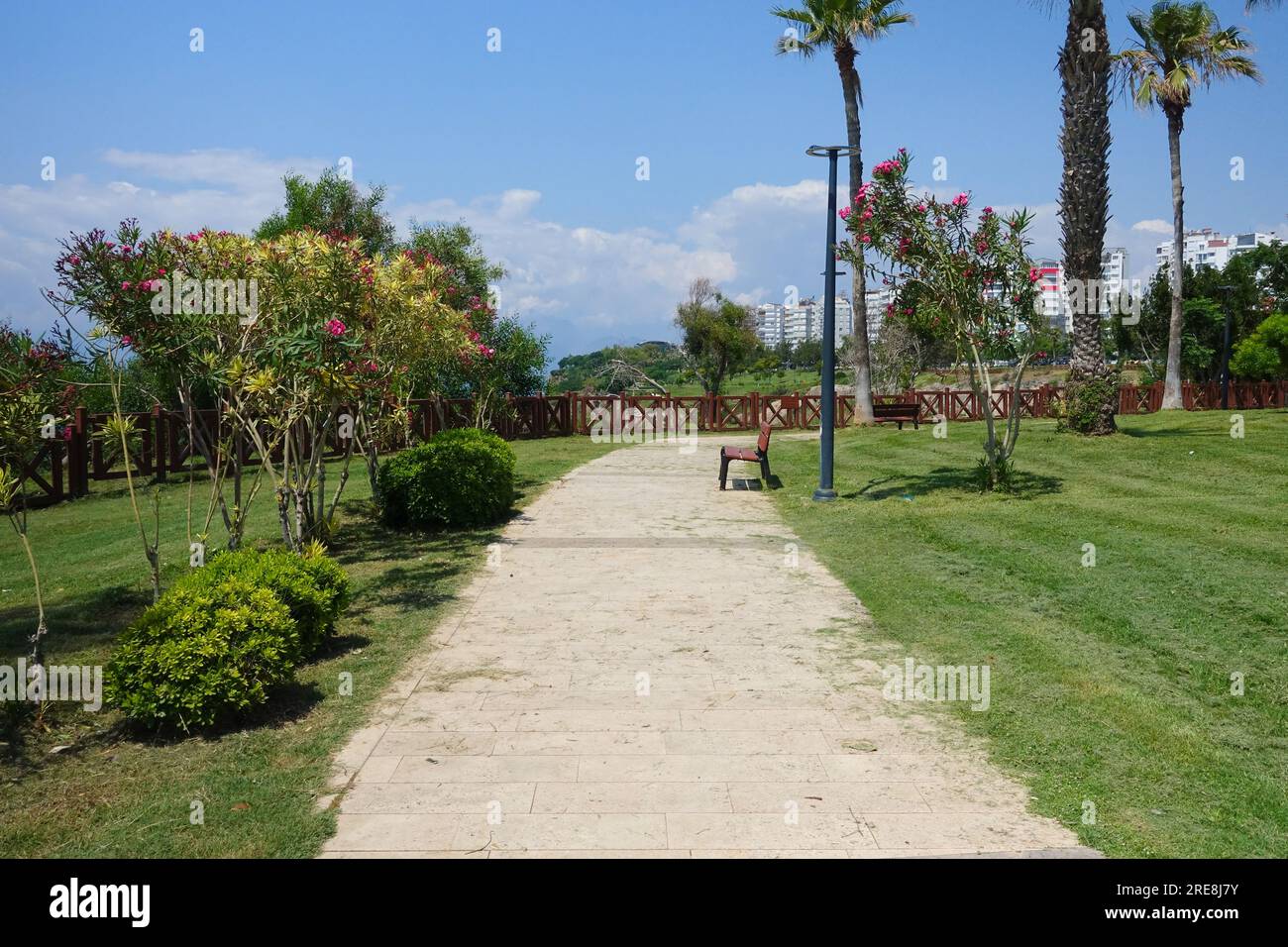 Küstenpfad Antalya Türkei Beliebte türkische Touristenwünsche im Sommer mit blauem Himmel Stockfoto
