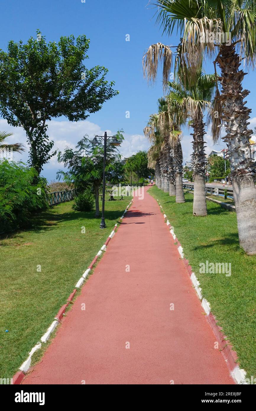 Küstenpfad Antalya Türkei Beliebte türkische Touristenwünsche im Sommer mit blauem Himmel Stockfoto