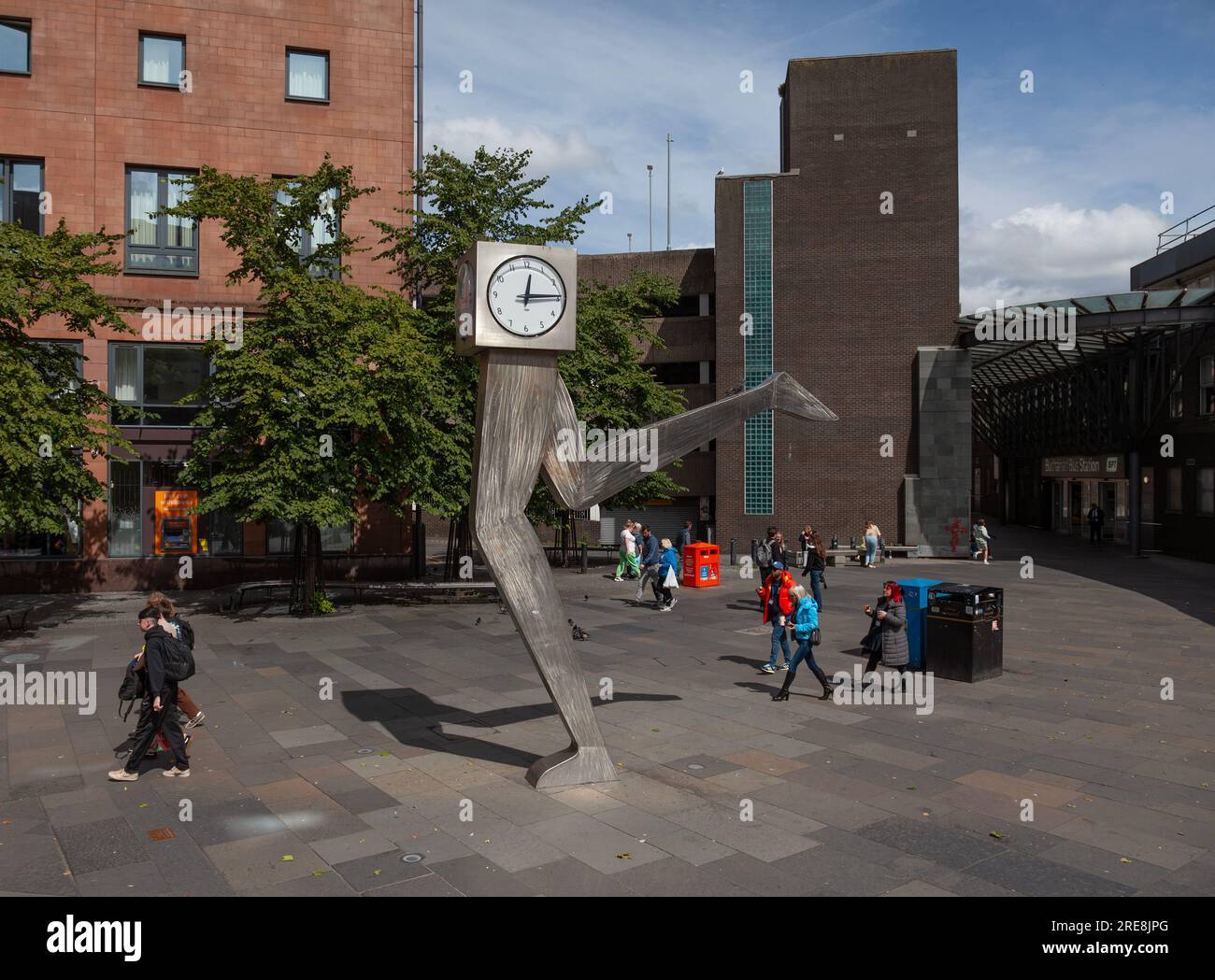 Glasgow, Schottland - 23. Juli 2023: Die Clyde Clock, auch bekannt als „Running Time“, eine würfelförmige Uhr auf Laufbeinen, die von dem Bildhauer George Wyllie zu Ehren des Jahres 2 geschaffen wurde Stockfoto