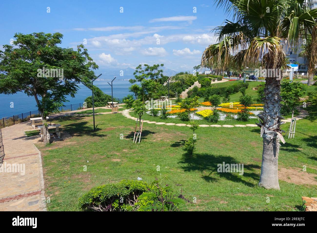 Farbenfrohe Blumen und Bäume auf dem Küstenpfad Antalya Türkei türkisches Touristenziel Stockfoto