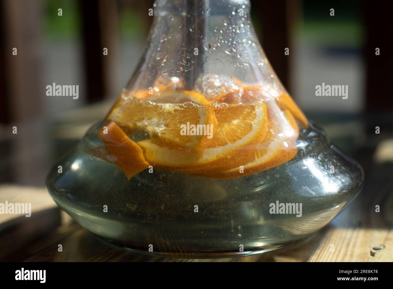 Orange in Hookah. Wasserflasche. Hookah mit Orange. Rauchpfeife. Rauchen ist gesundheitsschädlich. Stockfoto