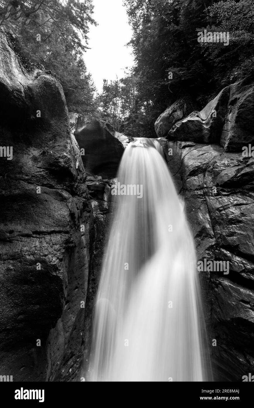 Aufnahmen mit langer Belichtung im Wasserfall in Schwarzweiß Stockfoto