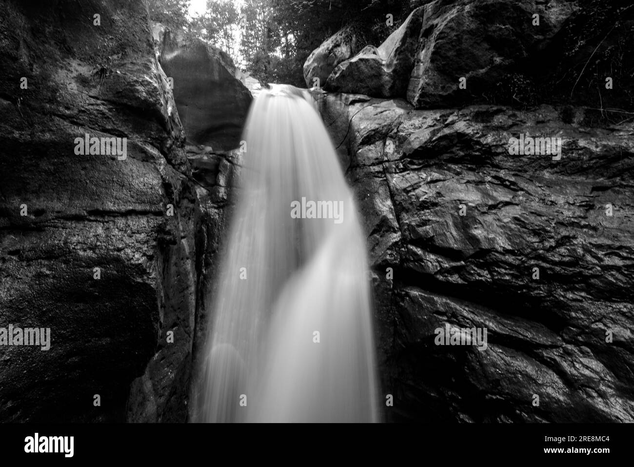 Aufnahmen mit langer Belichtung im Wasserfall in Schwarzweiß Stockfoto