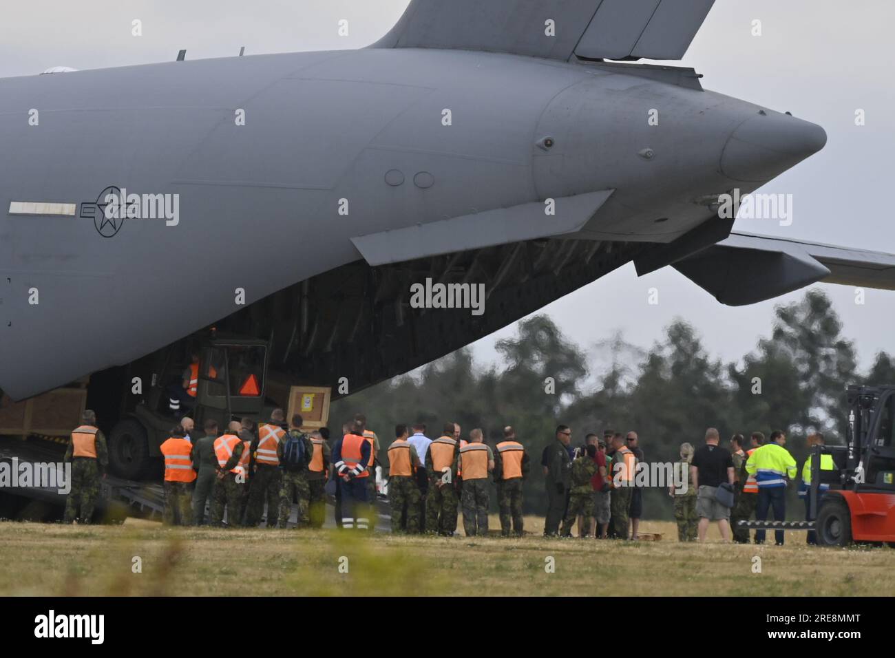 Namest Nad Oslavou, Tschechische Republik. 26. Juli 2023. Boeing C-17 Globemaster-Flugzeug der US-Armee Land und bringen Sie die Helikopter Bell AH-1Z Viper für tschechische Piloten in Namest nad Oslavou, Tschechische Republik, 26. Juli 2023. Kredit: Lubos Pavlicek/CTK Photo/Alamy Live News Stockfoto