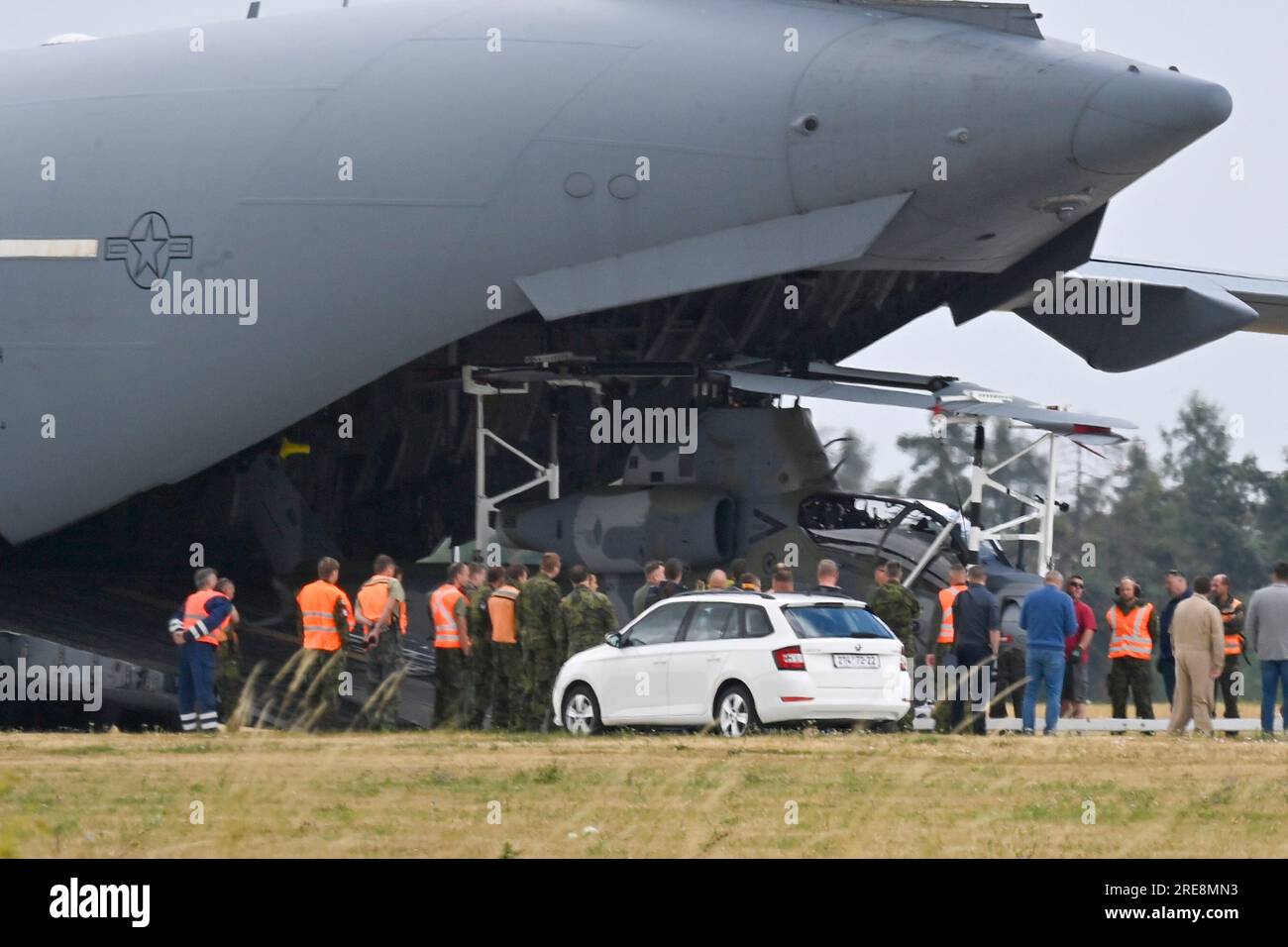 Namest Nad Oslavou, Tschechische Republik. 26. Juli 2023. Boeing C-17 Globemaster-Flugzeug der US-Armee Land und bringen Sie die Helikopter Bell AH-1Z Viper für tschechische Piloten in Namest nad Oslavou, Tschechische Republik, 26. Juli 2023. Kredit: Lubos Pavlicek/CTK Photo/Alamy Live News Stockfoto