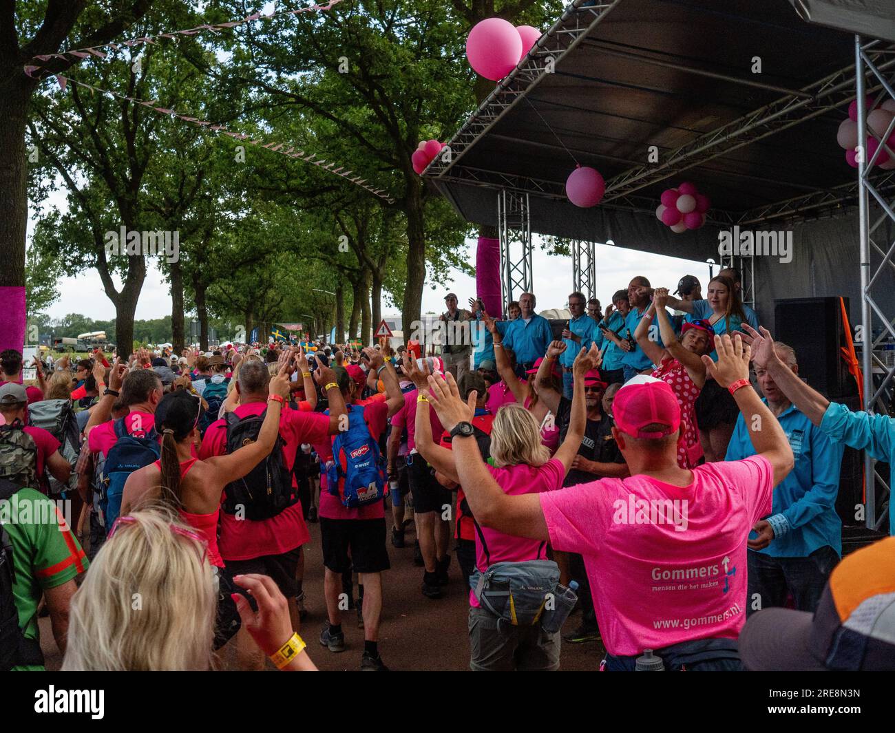 Die Teilnehmer werden beim Tanzen gesehen. Da es sich um das weltweit größte mehrtägige Walking-Event handelt, werden die International Four Days Marches (in niederländischer „De Vierdaagse“) als ein hervorragendes Beispiel für Sportlichkeit und internationale Bindungen zwischen Militärangehörigen, Frauen und Zivilisten aus vielen verschiedenen Ländern angesehen. Dieses Jahr war es die 105. Ausgabe, und die offizielle Anzahl der registrierten Walker betrug 43.363 aus 77 Ländern. Die Teilnehmer können 30km, 40km oder 50km Fuß pro Tag gehen. Am letzten Tag überquerten 39.019 Wanderer die Ziellinie. Nach einem festlichen Eintritt in die Via Gladiola erhielten sie ihre Belohnung Stockfoto