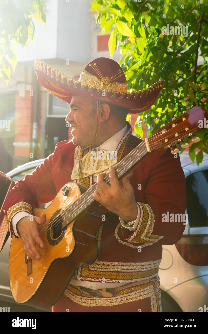 Der mexikanische Musiker Mariachi spielt Gitarre auf einer Stadtstraße. Stockfoto