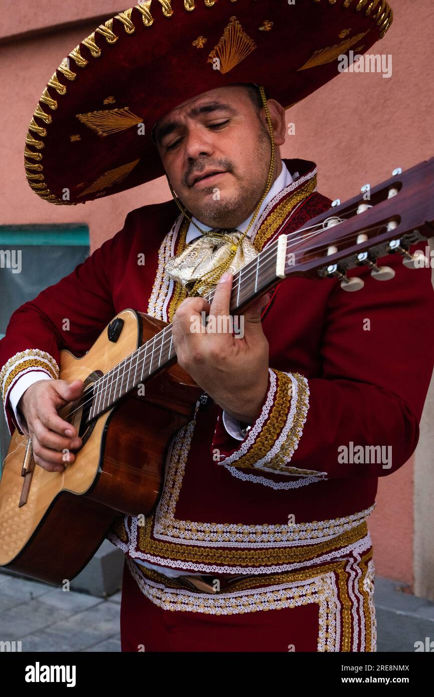 Der mexikanische Musiker Mariachi spielt Gitarre auf einer Stadtstraße. Stockfoto