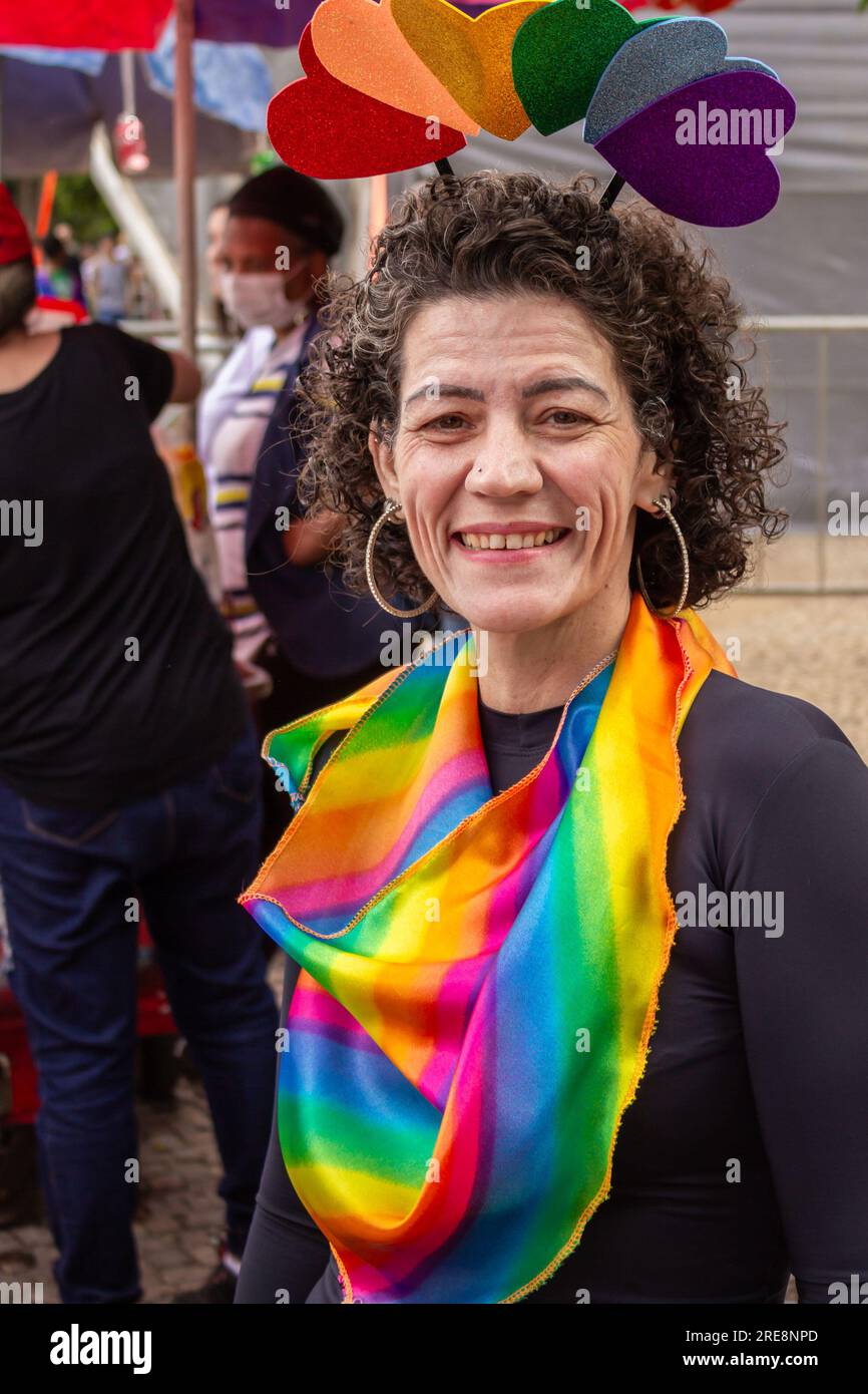 Goiania, Goias, Brasilien – 25. Juni 2023: Eine lächelnde Frau, mit einem Herztiara, einem Schal mit Regenbogenfarben um den Hals, während der Gay Pride Parade. Stockfoto
