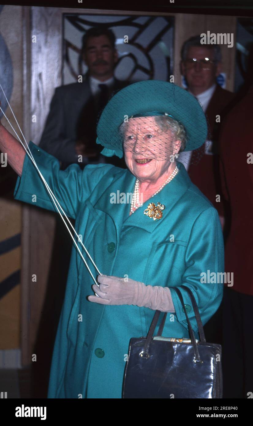 The Queen Mother at Cheltenham Grandstand Eröffnung am 12. März 1997 Foto vom Henshaw Archive Stockfoto