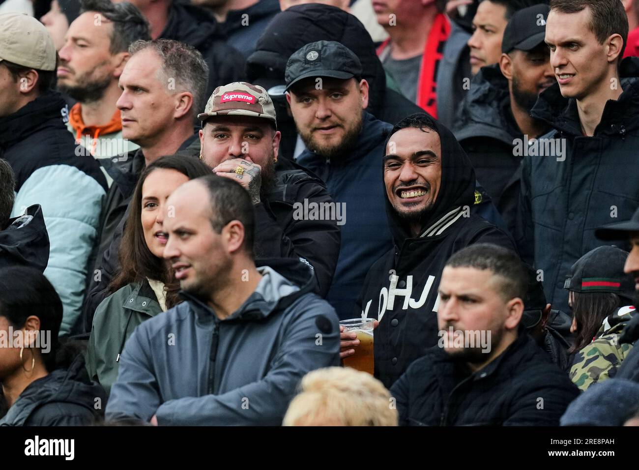 Rotterdam - Feyenoord-Fans während des Spiels Feyenoord gegen FC Utrecht im Stadion Feijenoord De Kuip am 23. April 2023 in Rotterdam, Niederlande Stockfoto