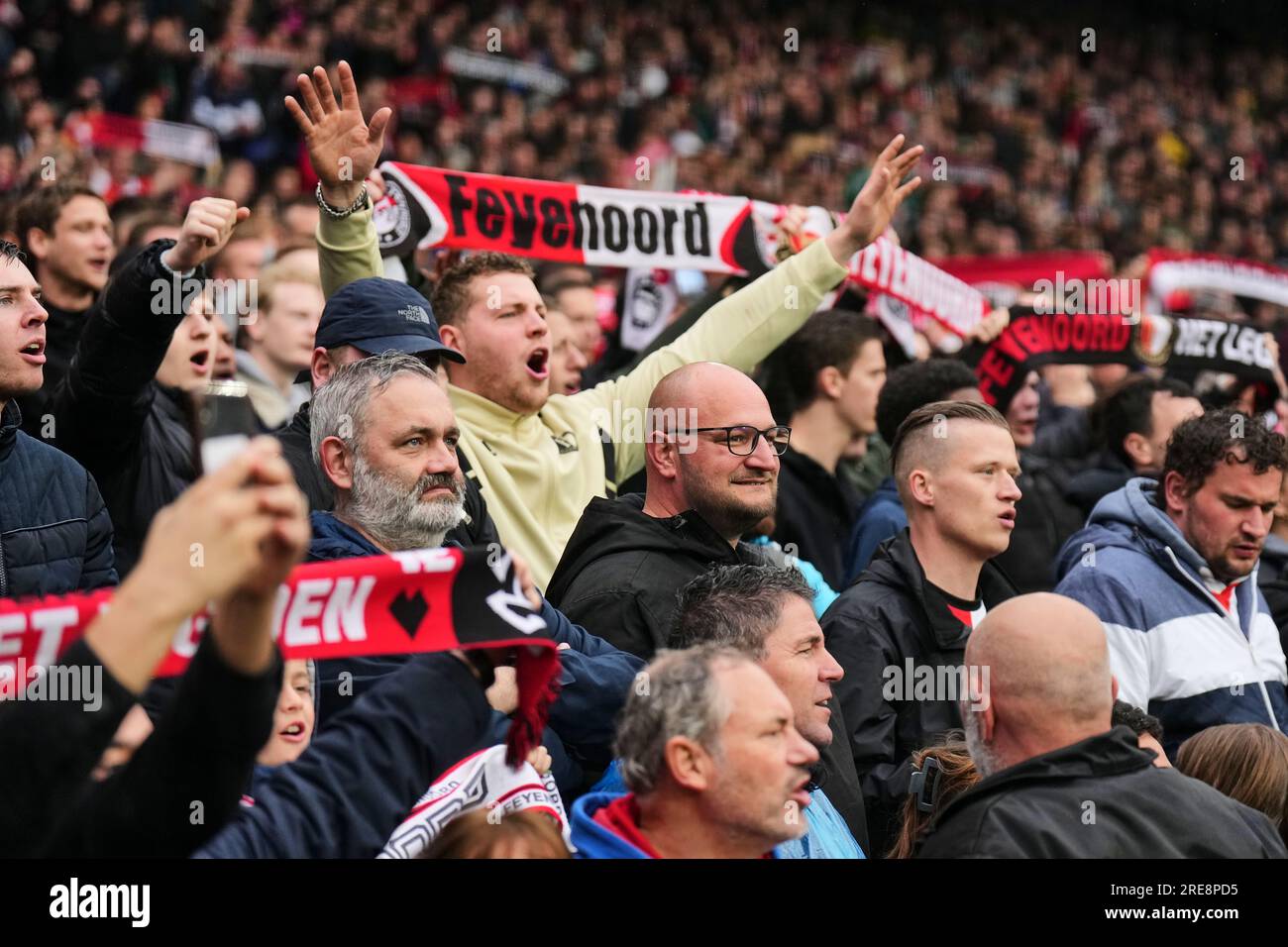 Rotterdam - Feyenoord-Fans während des Spiels Feyenoord gegen FC Utrecht im Stadion Feijenoord De Kuip am 23. April 2023 in Rotterdam, Niederlande Stockfoto