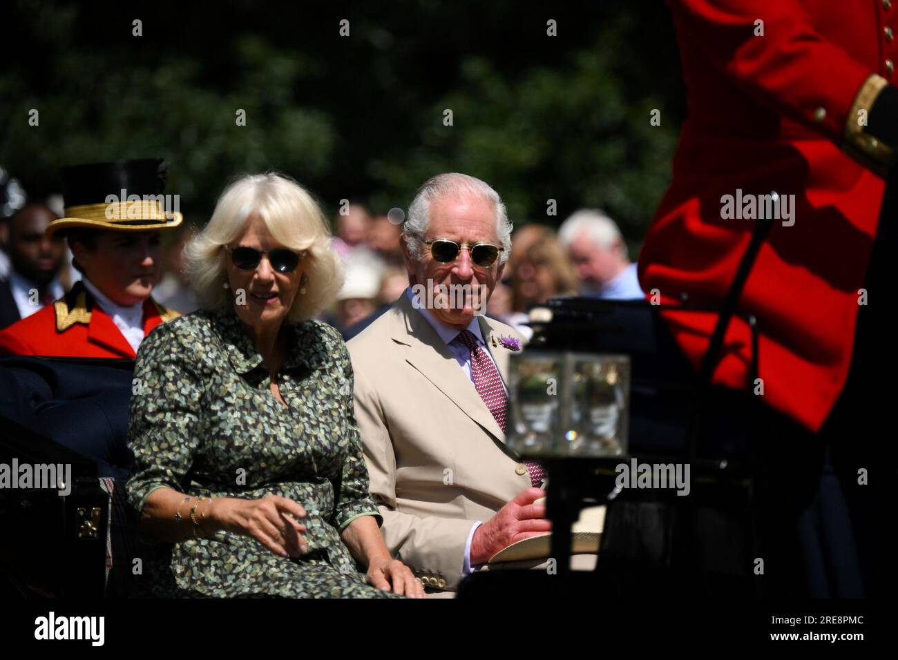König Charles III. Und Königin Camilla kommen mit der Pferdekutsche an, um die Sandringham Flower Show im Sandringham House in Norfolk zu besuchen. Bilddatum: Mittwoch, 26. Juli 2023. Stockfoto