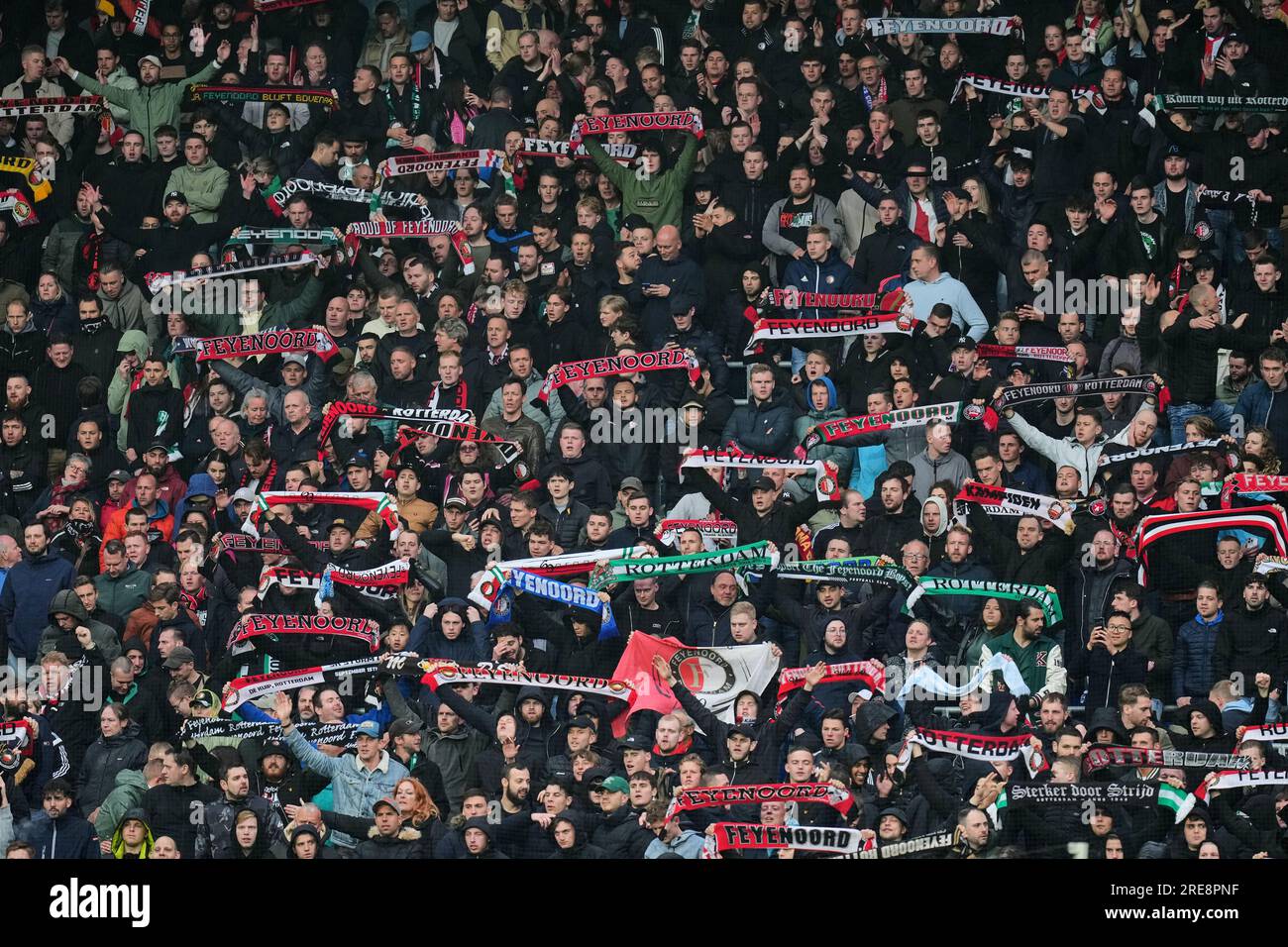 Rotterdam - Feyenoord-Fans während des Spiels Feyenoord gegen FC Utrecht im Stadion Feijenoord De Kuip am 23. April 2023 in Rotterdam, Niederlande Stockfoto