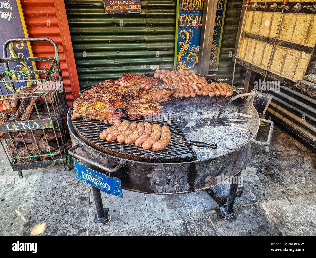 Argentinisches Essen namens Parrillada wird im Viertel La Boca, Buenos Aires in Argentinien serviert Stockfoto