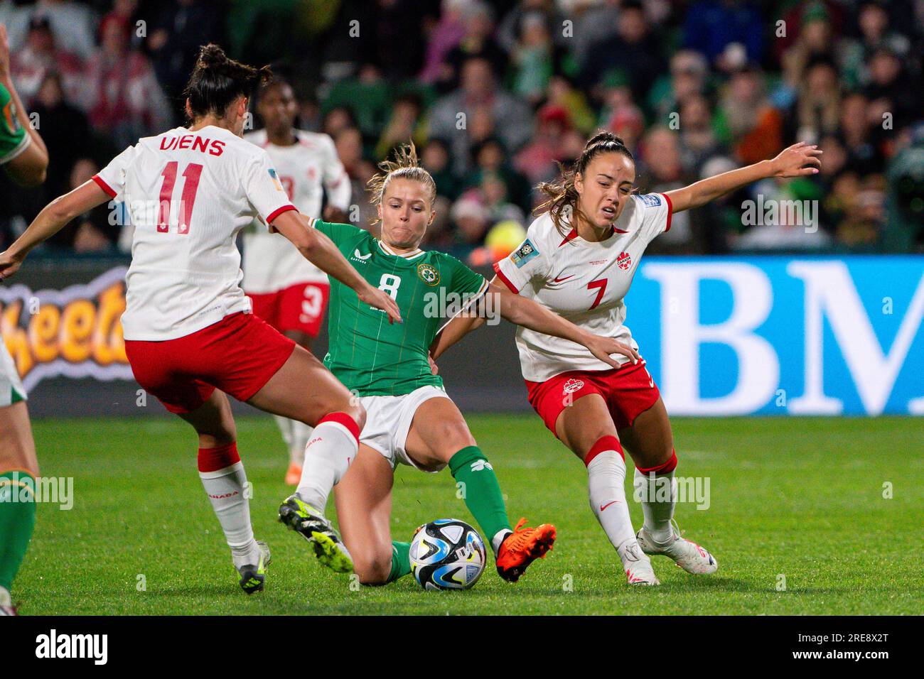 Ruesha Littlejohn der Republik Irland und Julia Grosso Kanadas kämpfen während des FIFA Women's World Cup 2023 Gruppe B im Perth Rectangular Stadium in Westaustralien um den Ball. Bilddatum: Mittwoch, 26. Juli 2023. Stockfoto