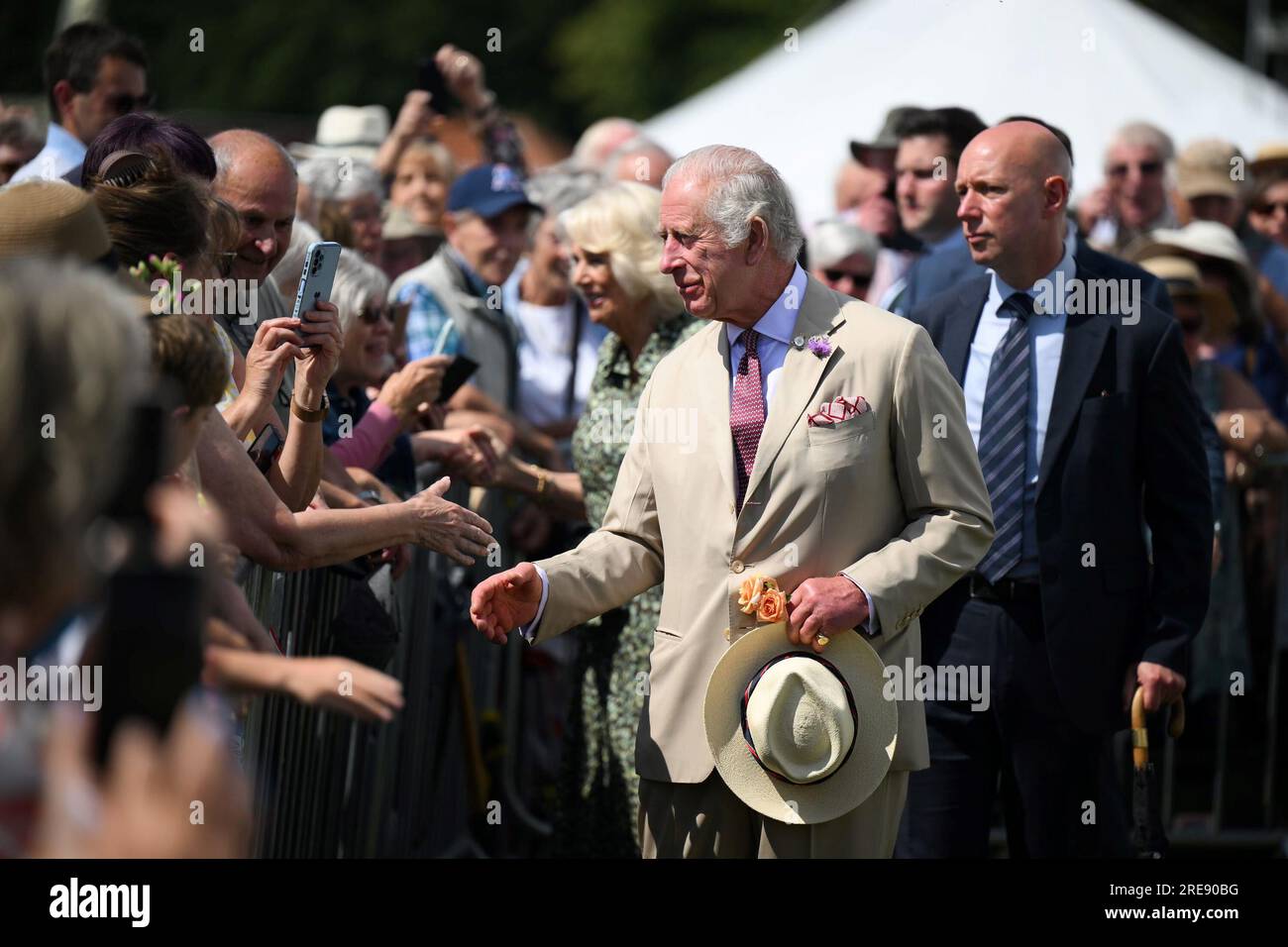 König Charles III. Und Königin Camilla treffen Mitglieder der Öffentlichkeit bei einem Besuch der Sandringham Flower Show im Sandringham House in Norfolk. Bilddatum: Mittwoch, 26. Juli 2023. Stockfoto