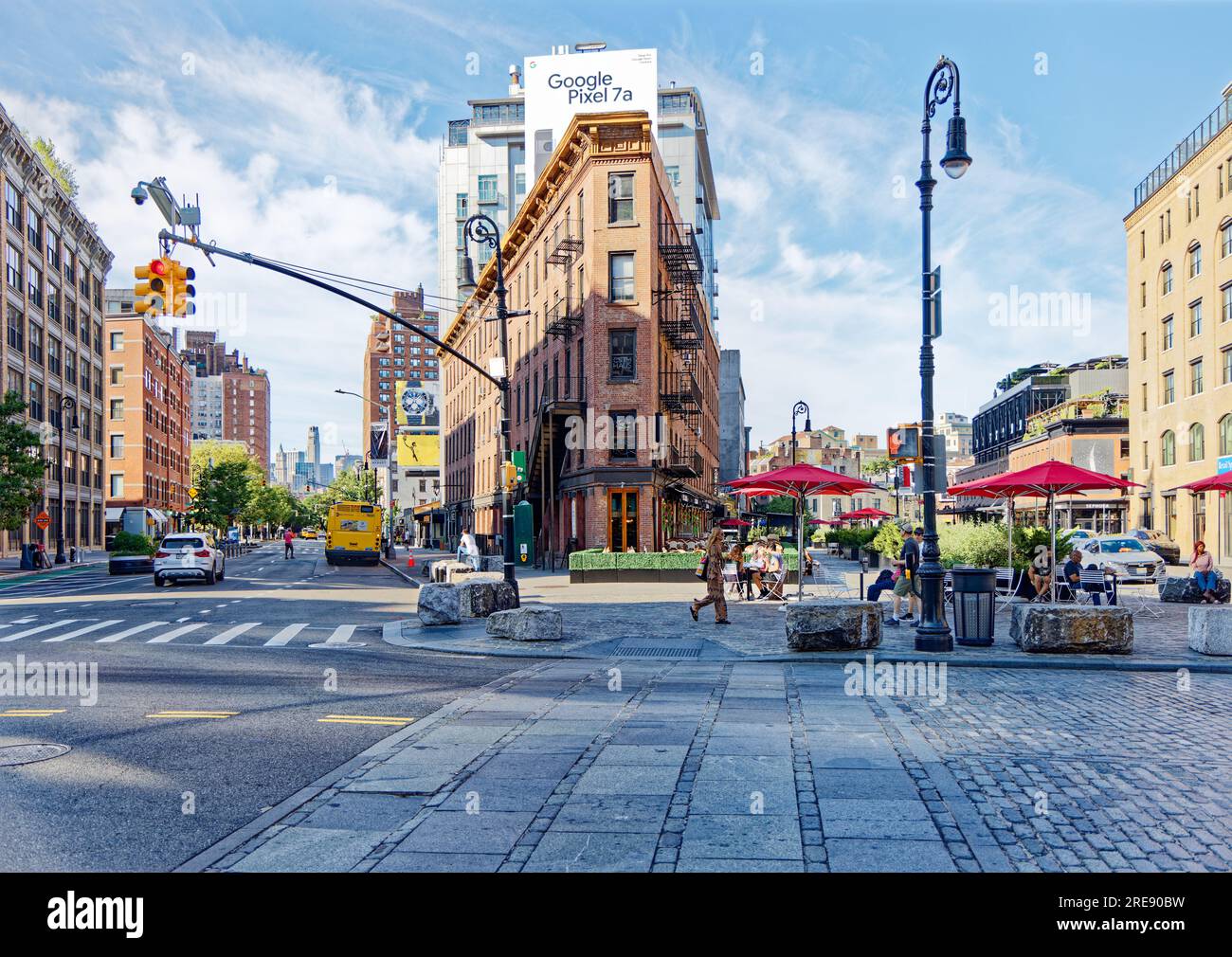 Das Herring Building an der Kreuzung der Hudson Street, Ninth Avenue und West 13. Street in NYC ist eine Fabrik, die für Büros und Einzelhandel umfunktioniert wird. Stockfoto