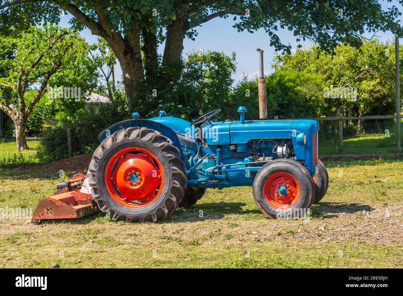 Vintage-Fordson-Traktor in ländlicher Umgebung, Glamorgan. Stockfoto