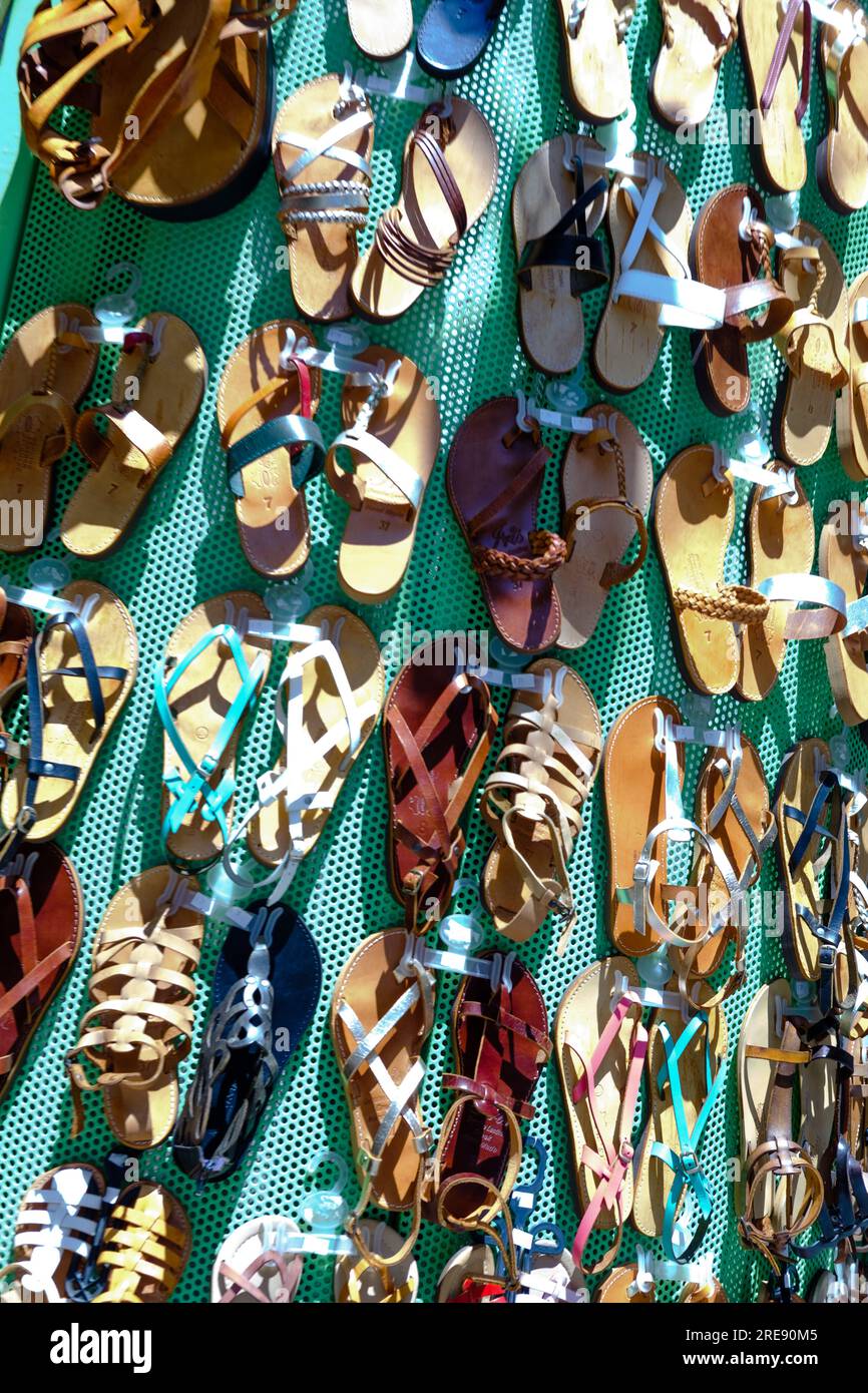 Verschiedene Sandalen im Angebot, Athen, Griechenland Stockfoto