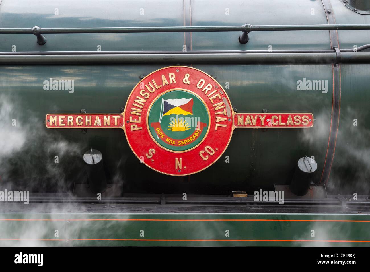 Namensschild der Merchant Navy Klasse 35002 „Halbinsel und Oriental“-Dampflokomotive, die von der Gloucestershire und Warwickshire Steam Railway in B erhalten wurde Stockfoto