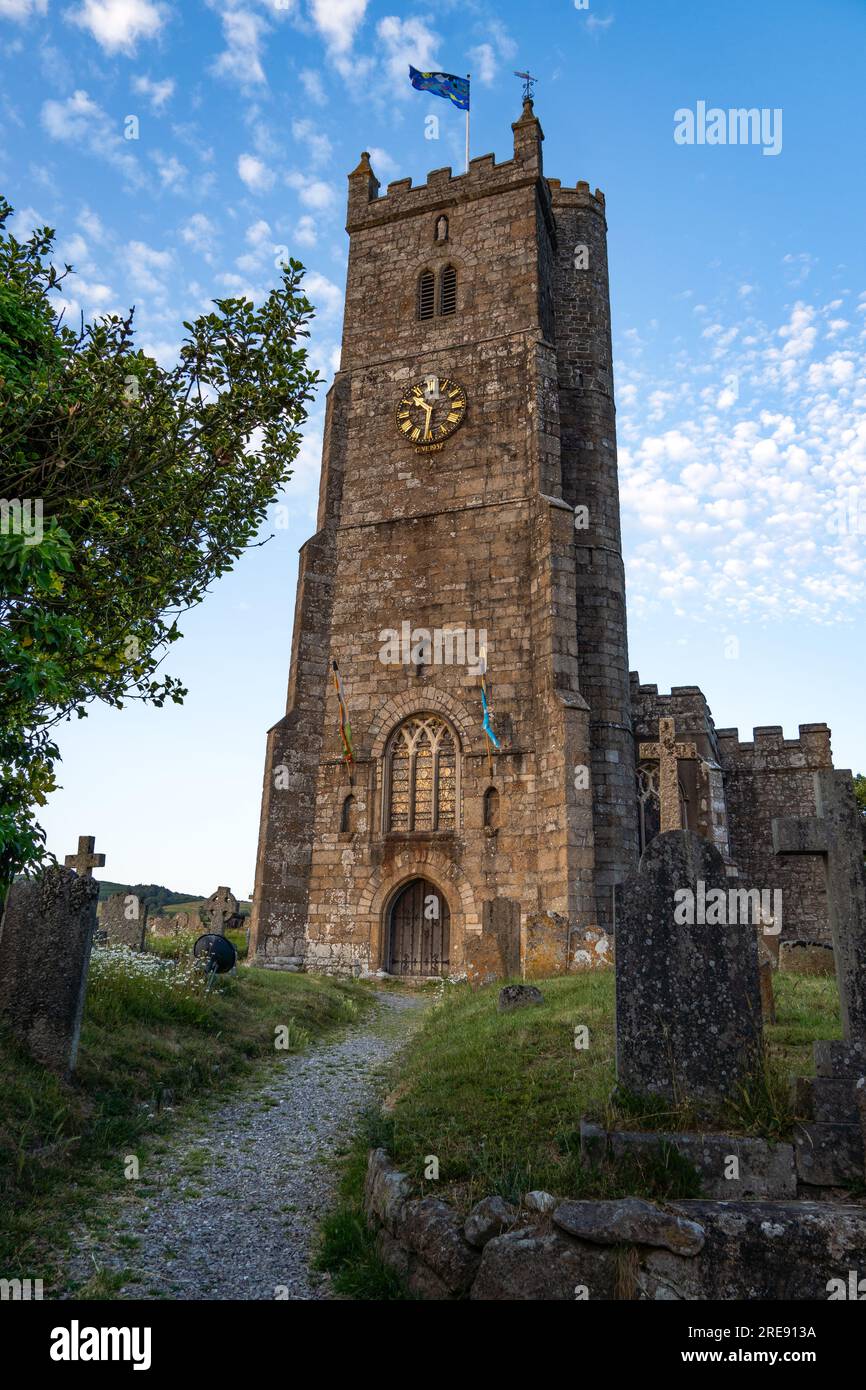 MORETONHAMPSTEAD, DEVON, GROSSBRITANNIEN - 24. JUNI 2023. Das denkmalgeschützte Gebäude der St.-Andrew-Pfarrkirche in Moretonhampstead, Devon. 1. Stockfoto