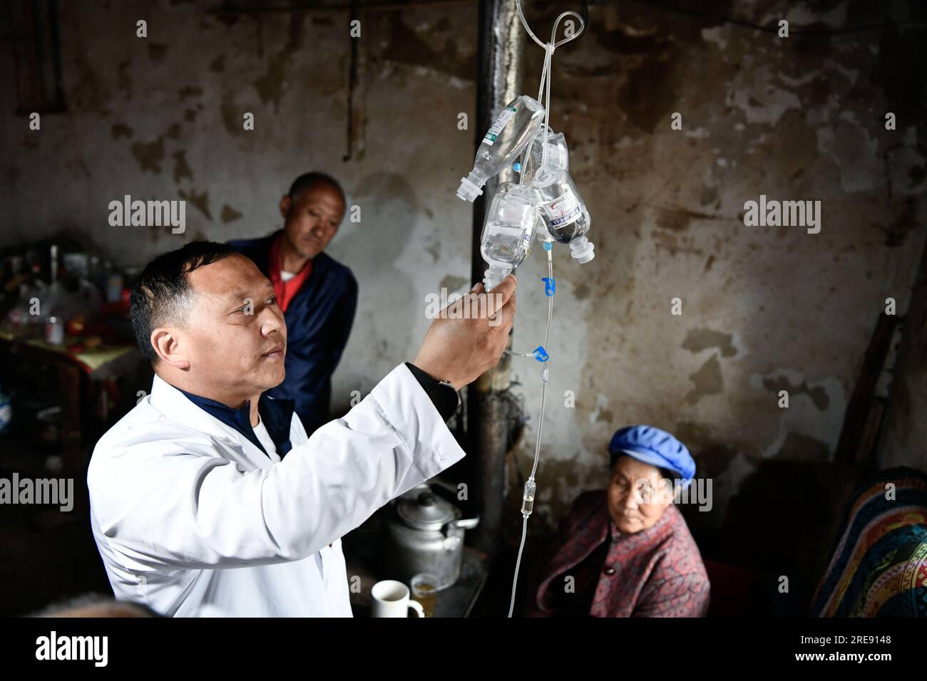 (230726) -- GUIYANG, 26. Juli 2023 (Xinhua) -- Zhu Daqing verabreicht einem älteren Patienten einen intravenösen Tropf im Patientenhaus im Dorf Xinshui, Mazha Stadt Yi-Hui-Miao Autonomer Bezirk Weining, Provinz Guizhou im Südwesten Chinas, 19. Juli 2023. Zhu Daqing ist Landarzt im Dorf Xinshui, Mazha Stadt Yi-Hui-Miao Autonomer Kreis Weining. Zhu Daqing wurde in einer Familie mit Generationen von Ärzten geboren und war fest entschlossen, schon in jungen Jahren Arzt wie sein Vater zu sein, obwohl er aufgrund angeborener Abwesenheit der oberen Extremität im linken Unterarm behindert ist. Studiert traditionelles Chi Stockfoto