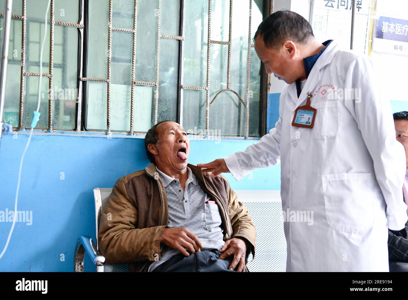 (230726) -- GUIYANG, 26. Juli 2023 (Xinhua) -- Zhu Daqing prüft den Zustand eines Patienten im Dorf Xinshui, Mazha Stadt Yi-Hui-Miao Autonomer Bezirk Weining, Provinz Guizhou im Südwesten Chinas, 19. Juli 2023. Zhu Daqing ist Landarzt im Dorf Xinshui, Mazha Stadt Yi-Hui-Miao Autonomer Kreis Weining. Zhu Daqing wurde in einer Familie mit Generationen von Ärzten geboren und war fest entschlossen, schon in jungen Jahren Arzt wie sein Vater zu sein, obwohl er aufgrund angeborener Abwesenheit der oberen Extremität im linken Unterarm behindert ist. Studierte traditionelle chinesische Medizin, Zhu Daqing studierte GUI Stockfoto