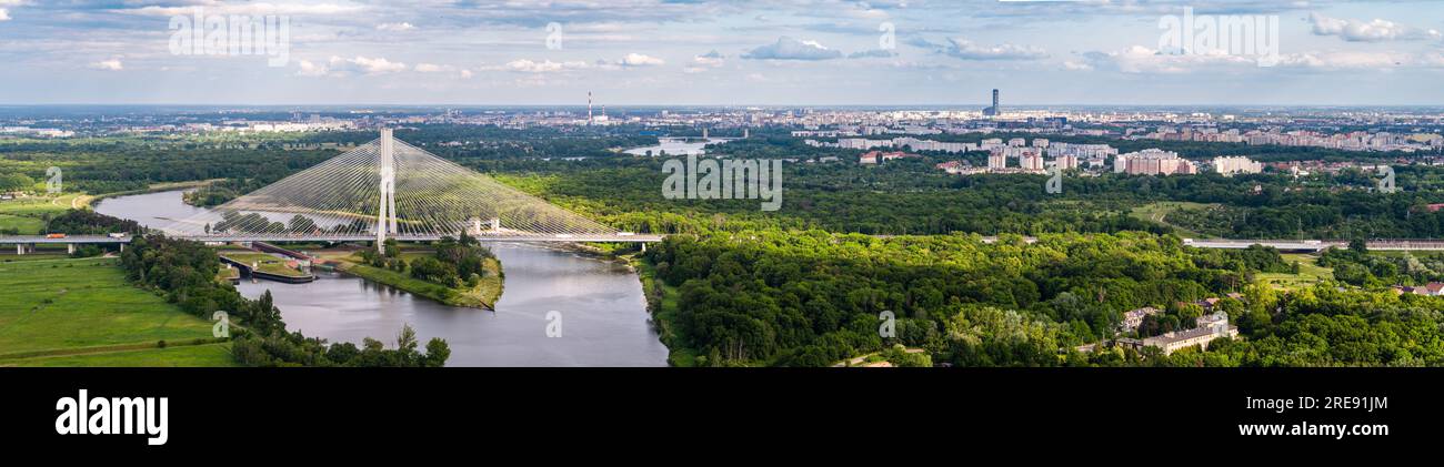 Panoramablick über den Fluss Odra, die Redzinski-Brücke und die Stadt Breslau Stockfoto