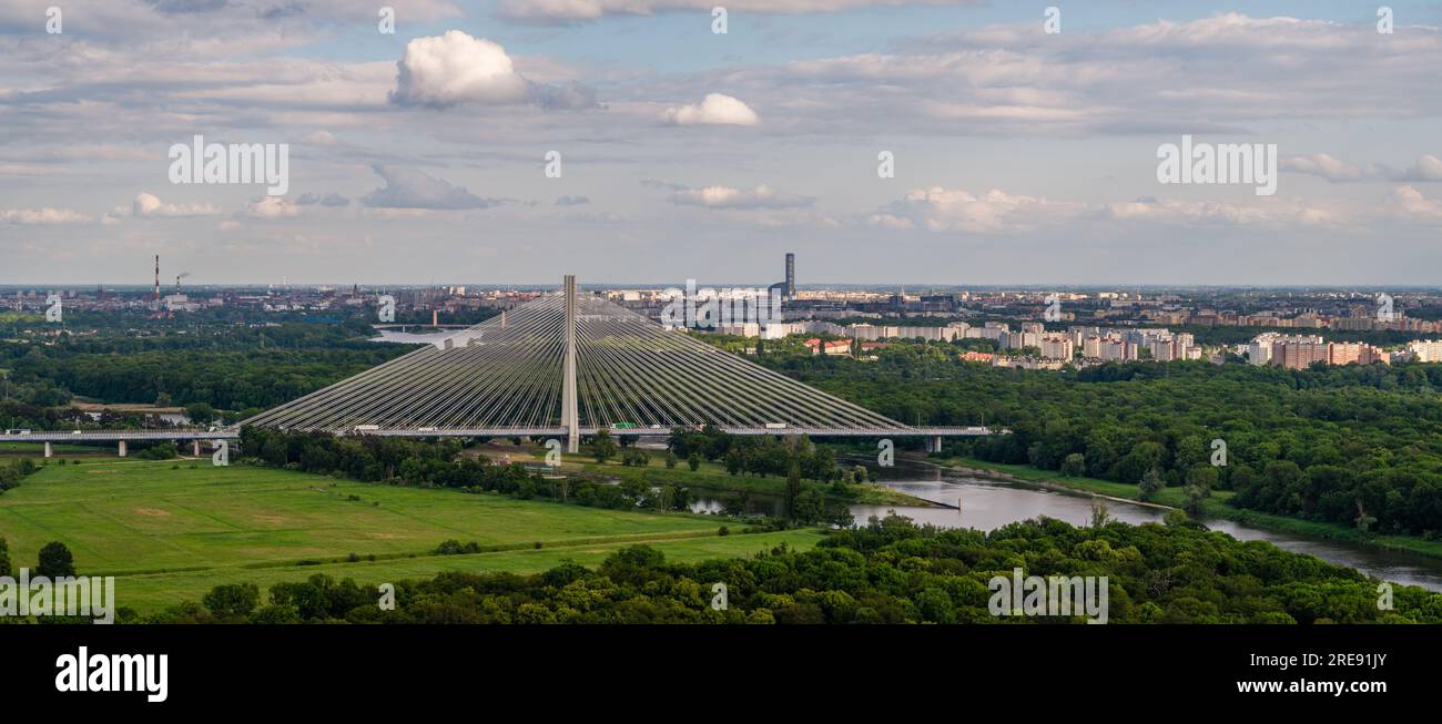 Panoramablick über den Fluss Odra, die Redzinski-Brücke und die Stadt Breslau Stockfoto