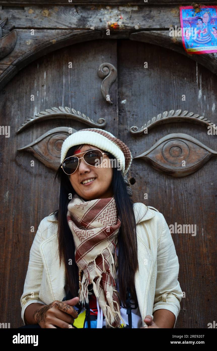 Reisende thai-Frauen reisen und besuchen antike Kunst Augen der Weisheit buddha auf antiker Holztür in nepalischer Architektur und Ruine der königlichen Pala Stockfoto