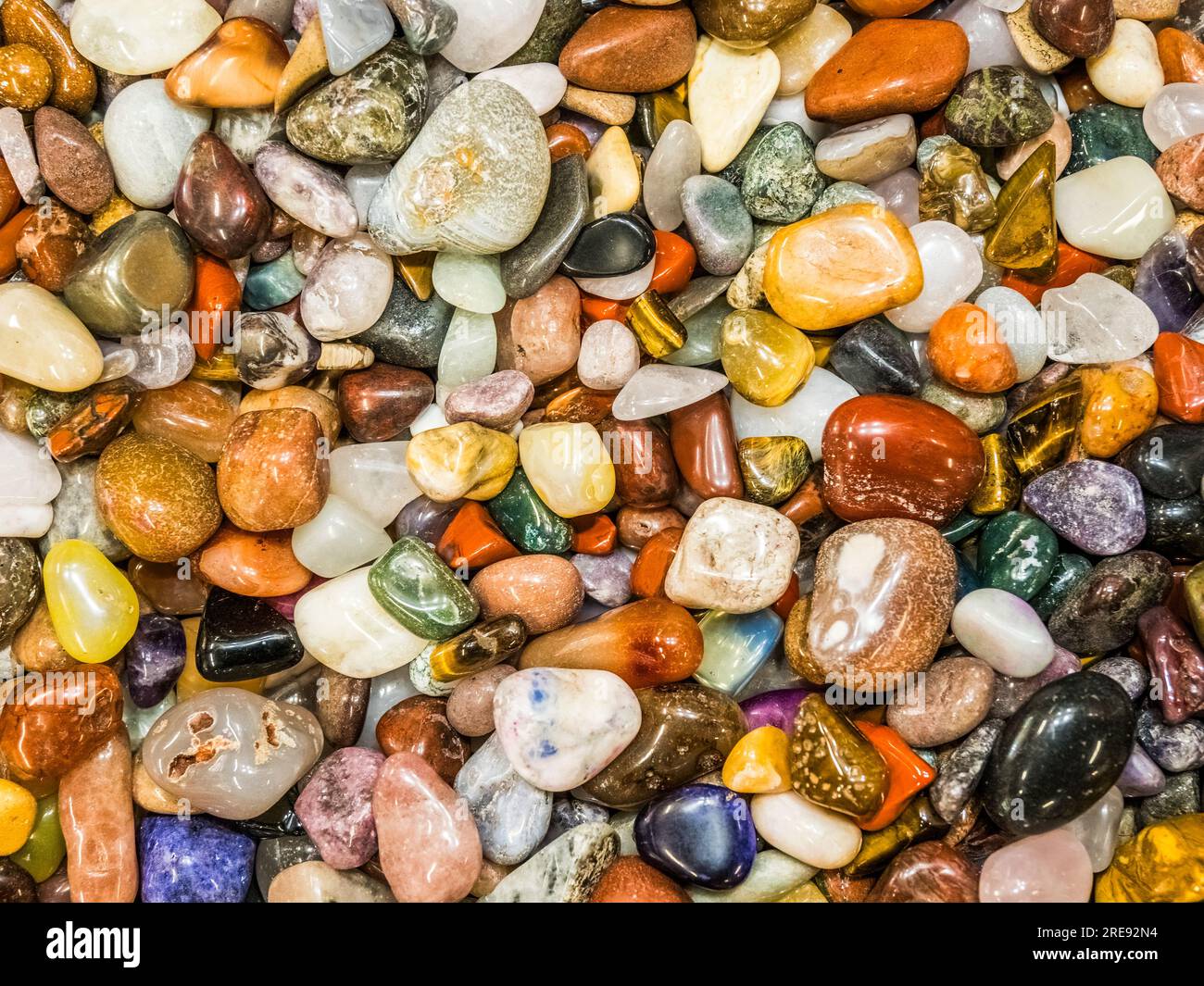 Nahaufnahme der farbenfrohen kleinen Steine am Lake Supoerior auf der Oberen Halbinsel von Michigan, USA Stockfoto