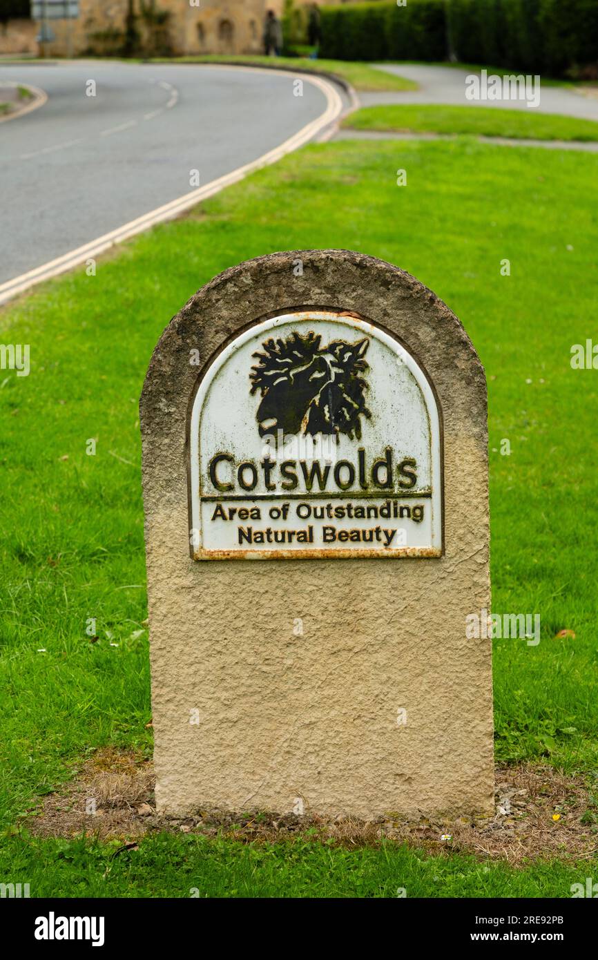 Wegweiser zum Dorf Broadway, Worcestershire, England, in der Gegend Cotwolds von Oustanding Natural Beauty. Stockfoto