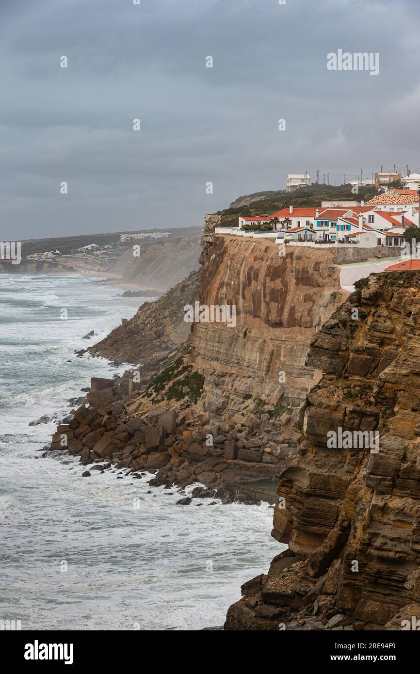Klippen der Küste von Azenhas do Mar in Colares, Portugal Stockfoto