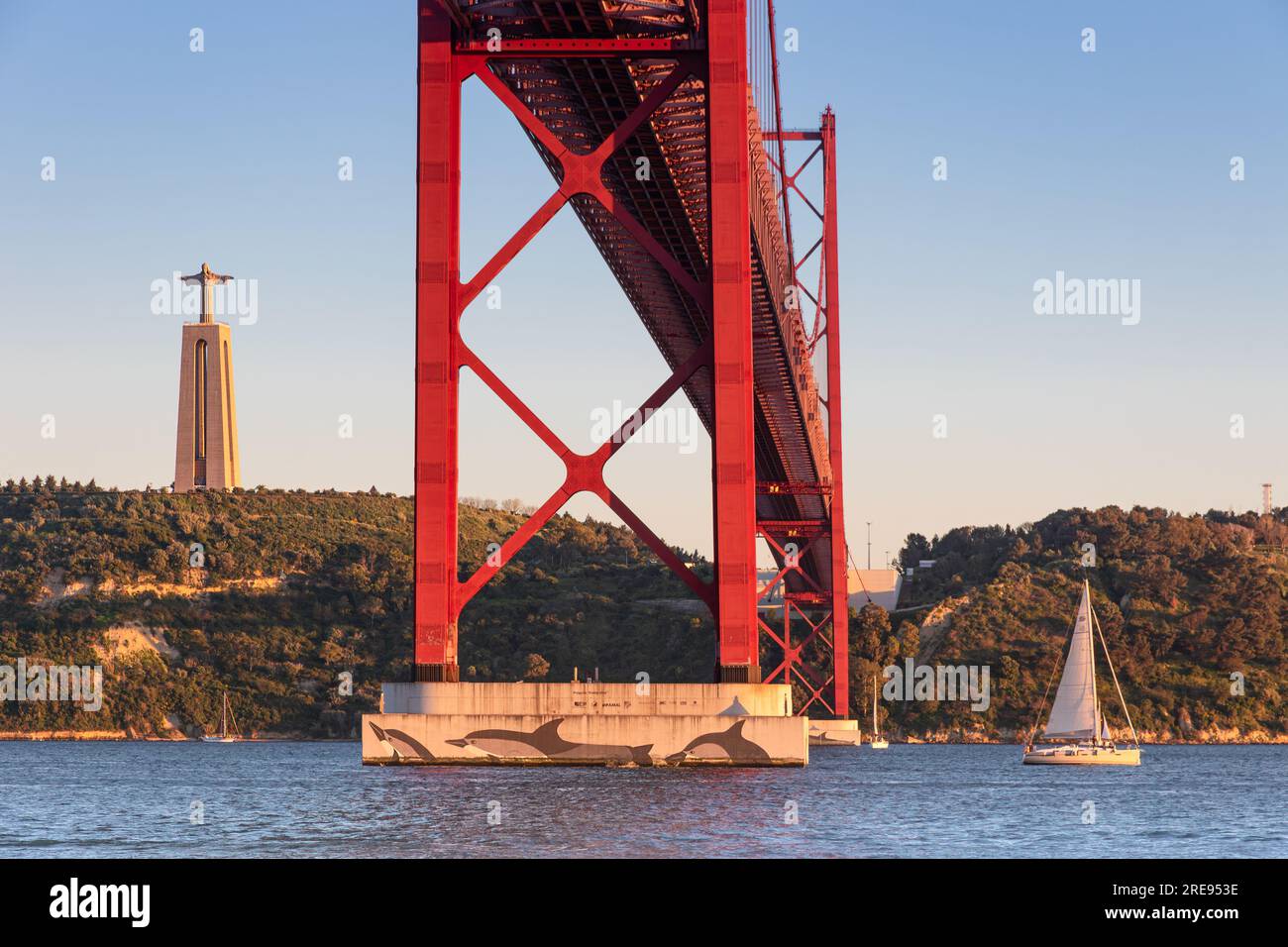 Wunderschöne Sonnenuntergänge an der Brücke Ponte 25 de Abril und Santuario de Cristo Rei im Hintergrund, in Lissabon, Portugal Stockfoto