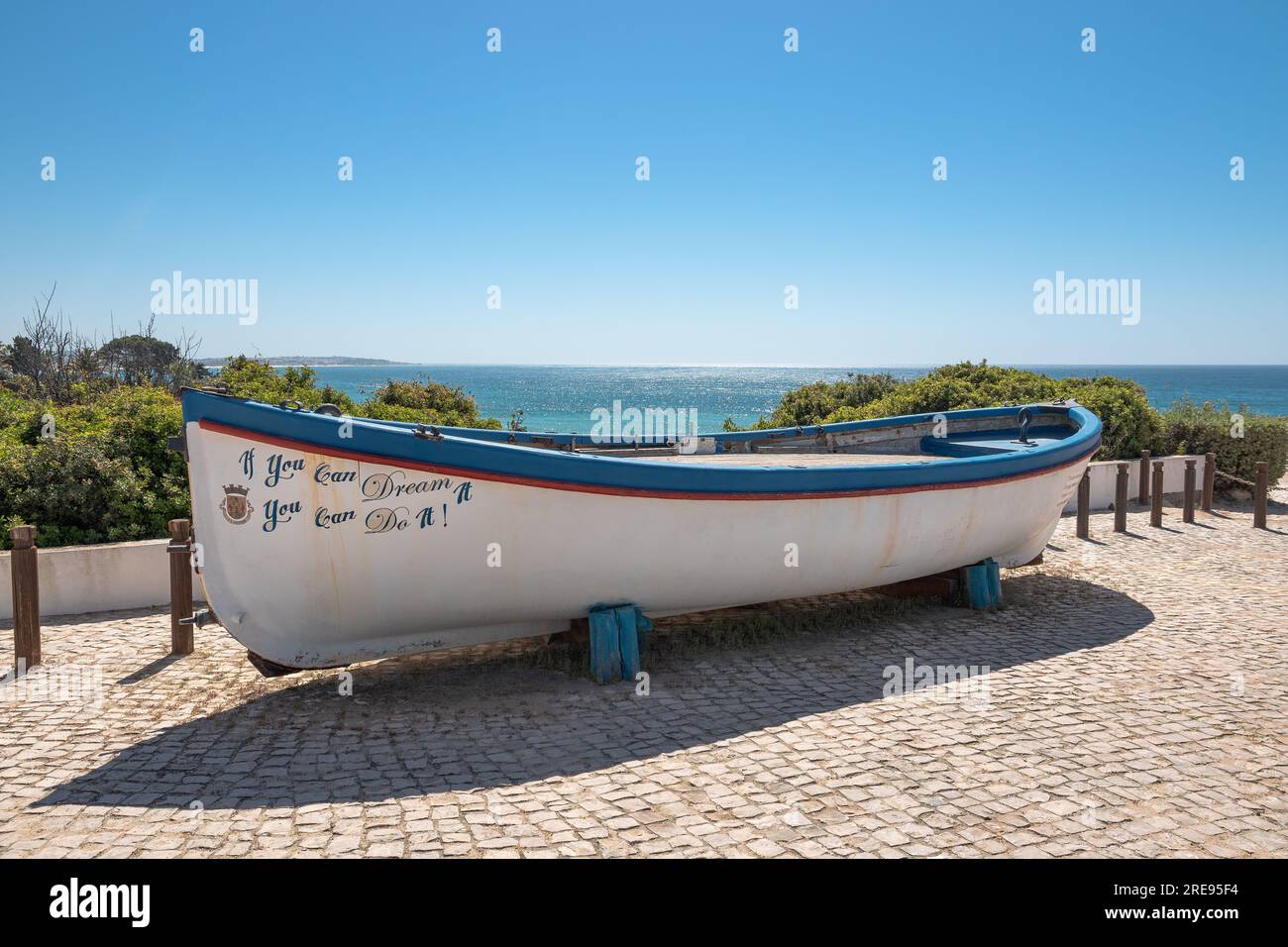 Weißes Meeresboot in Praia de Nossa Senhora da Rocha an der Küste der Algarve, südlich von Portugal Stockfoto