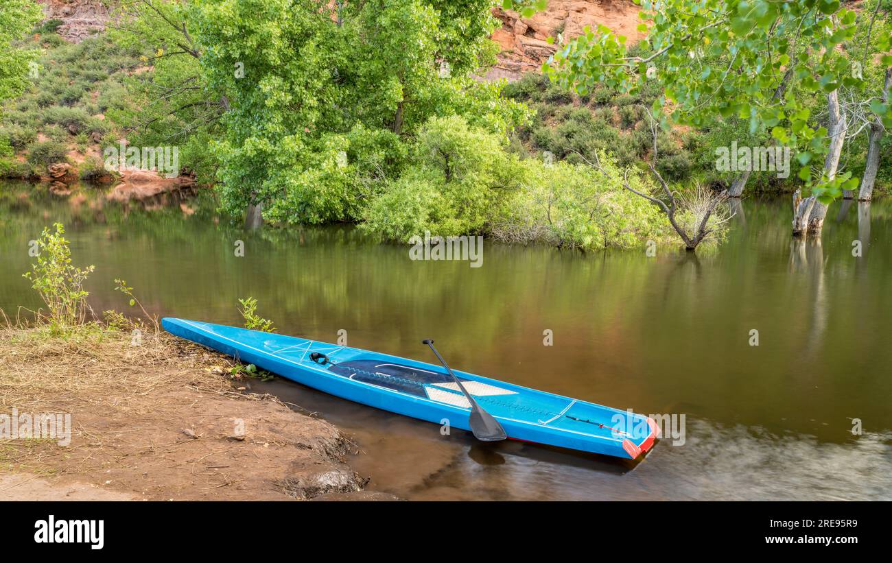 Im Sommer könnt ihr euch auf einem Stand-Up-Paddleboard auf einem See in den Colorado Foothills – Horsetooth Reservoir – bewegen Stockfoto
