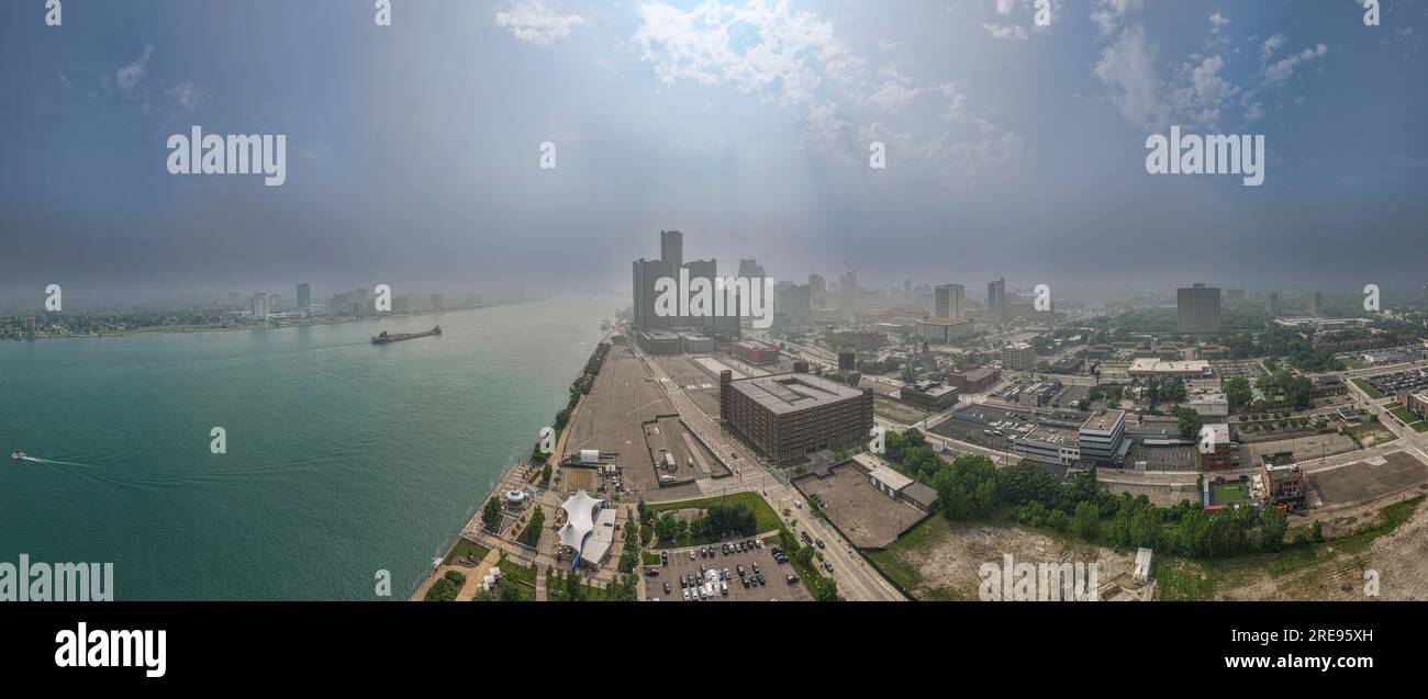 Luftaufnahme der Innenstadt von Detroit und des Detroit River mit Wildbrandrauch, der am 29. Juni 2023 aus Kanada driftete und die Luftqualitätswarnung auslöste. Stockfoto