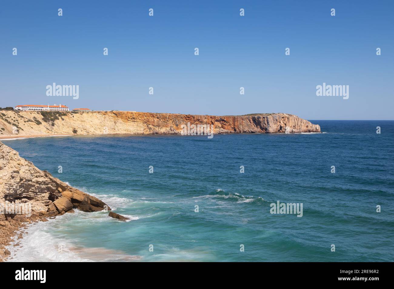 Atemberaubender Blick auf die Küste von Praia da Mareta in Sagres, Algarve, Portugal Stockfoto