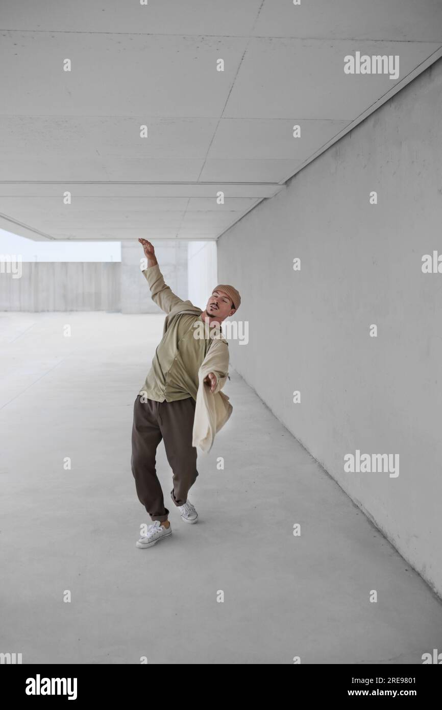 Talentierte männliche Tänzerin Breakdancing in geräumigen Passage im städtischen Bereich Stockfoto