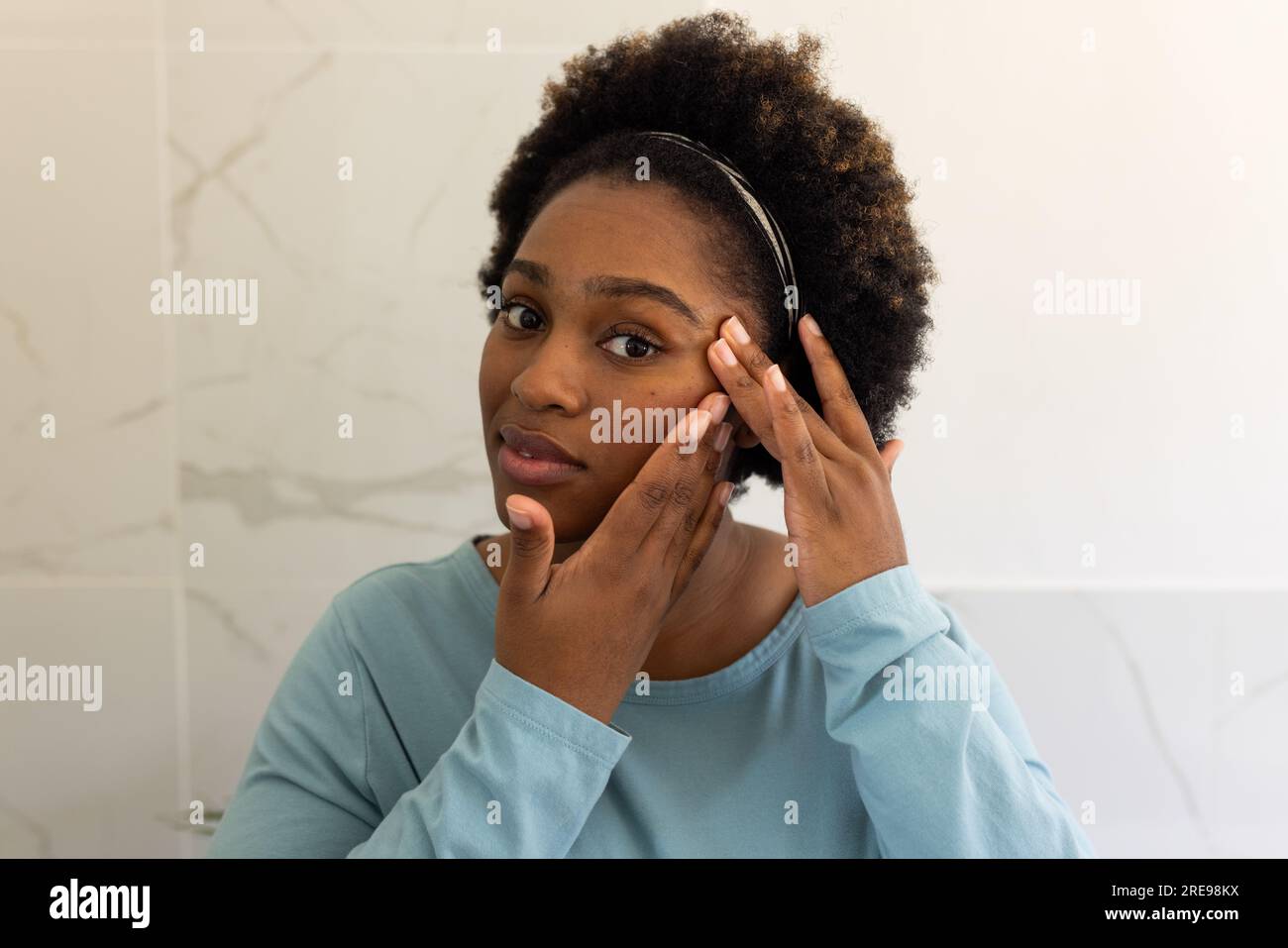 Porträt einer großen afroamerikanischen Frau im Badezimmer Stockfoto