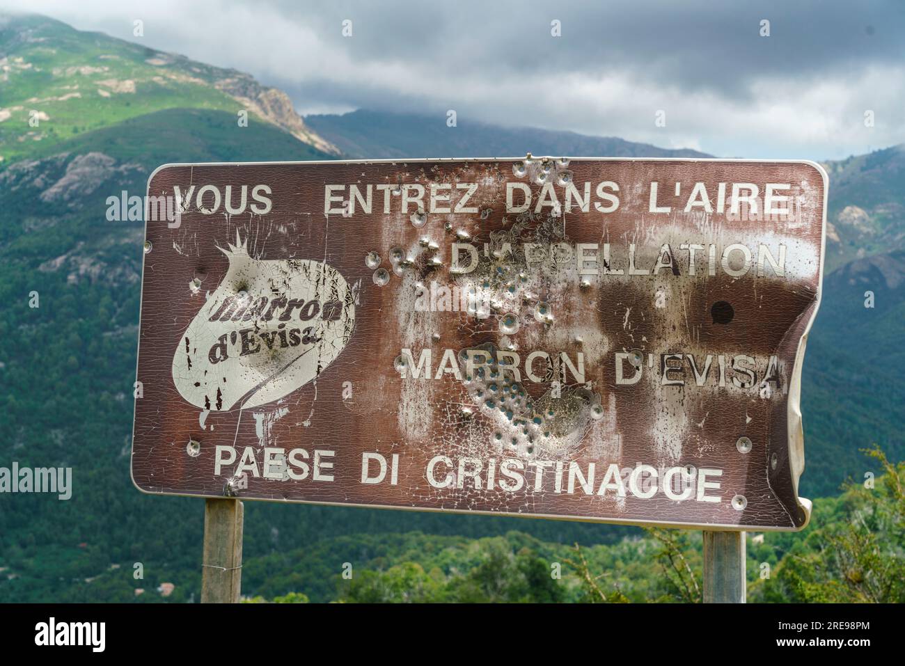 Von Kugeln durchloechertes Schild mit Hinweis auf das Marronengebiet Eivisa auf der Passstraße von Christinacce, Korsika, Frankreich, Europa Stockfoto